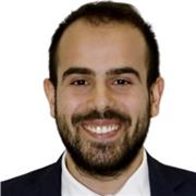 Giovane ragazzo laureato in economia che utilizza excel per qualsiasi scopo!